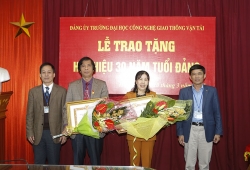 Lễ trao tặng Huy hiệu 30 năm tuổi Đảng năm 2015