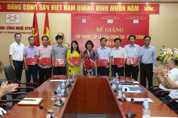 Lễ bế giảng lớp Trung cấp Lý luận chính trị - Hành chính - Khóa 86