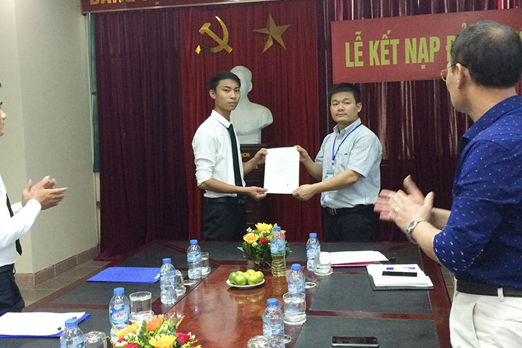 Lễ kết nạp Đảng viên khởi động chiến dịch  Mùa hè Thanh niên tình nguyện 2016