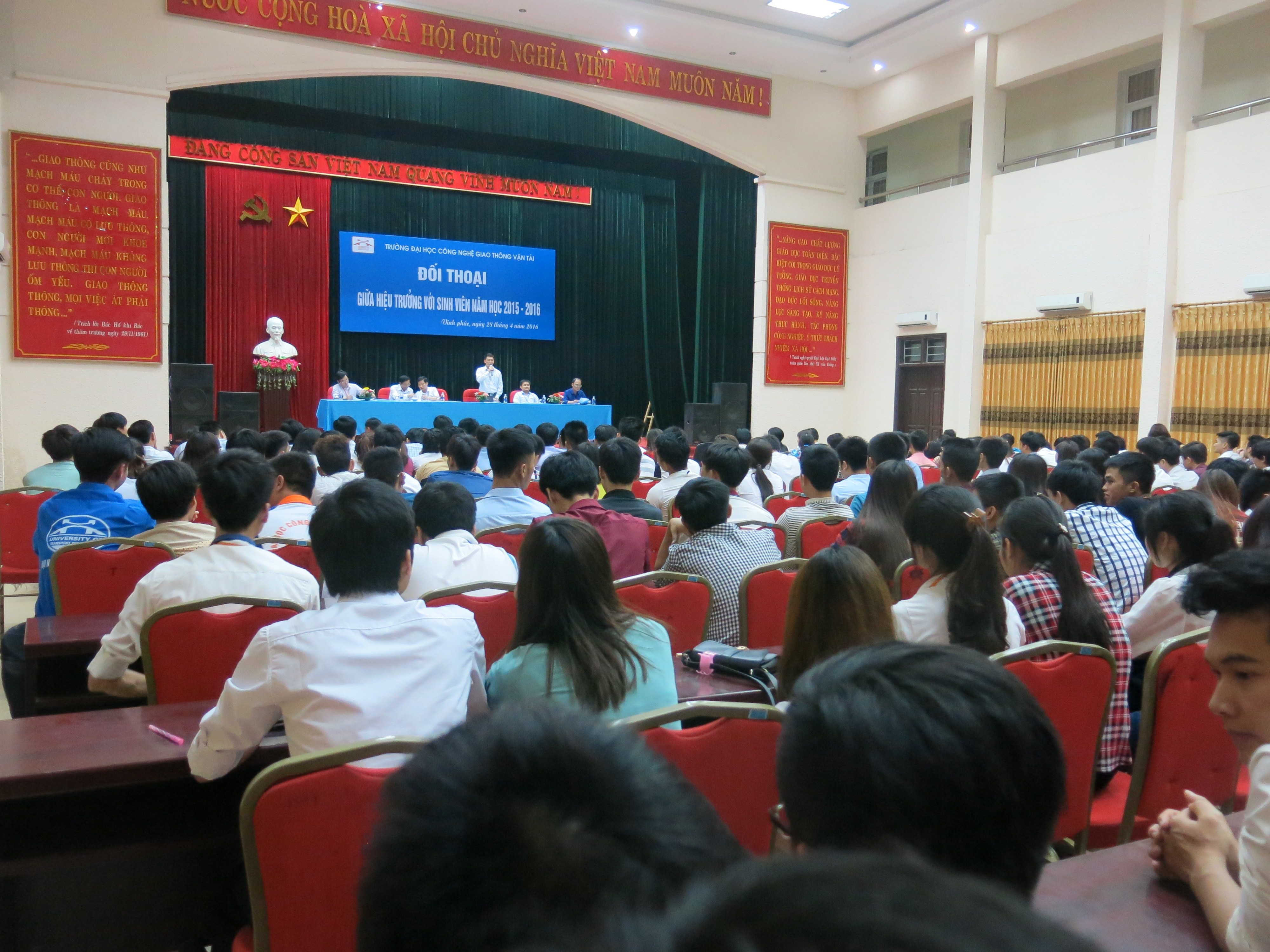 Chương trình Đối thoại giữa Hiệu trưởng và sinh viên năm học 2015 - 2016