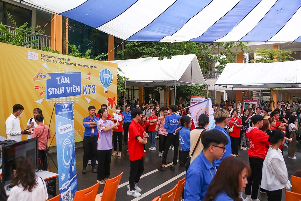 Trường ĐH Công nghệ GTVT đón tân sinh viên K73 làm thủ tục nhập học