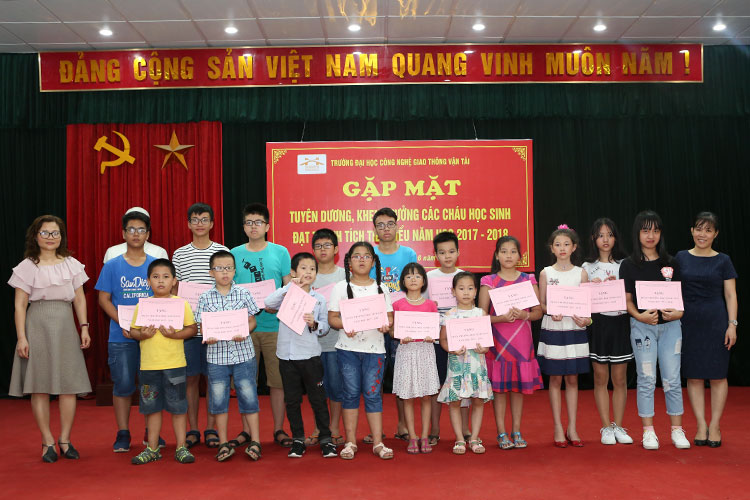 Gặp mặt, tuyên dương khen thưởng các cháu học sinh là con CB-VC-NLĐ phân hiệu Hà Nội đạt thành tích trong học tập và rèn luyện năm học 2017-2018