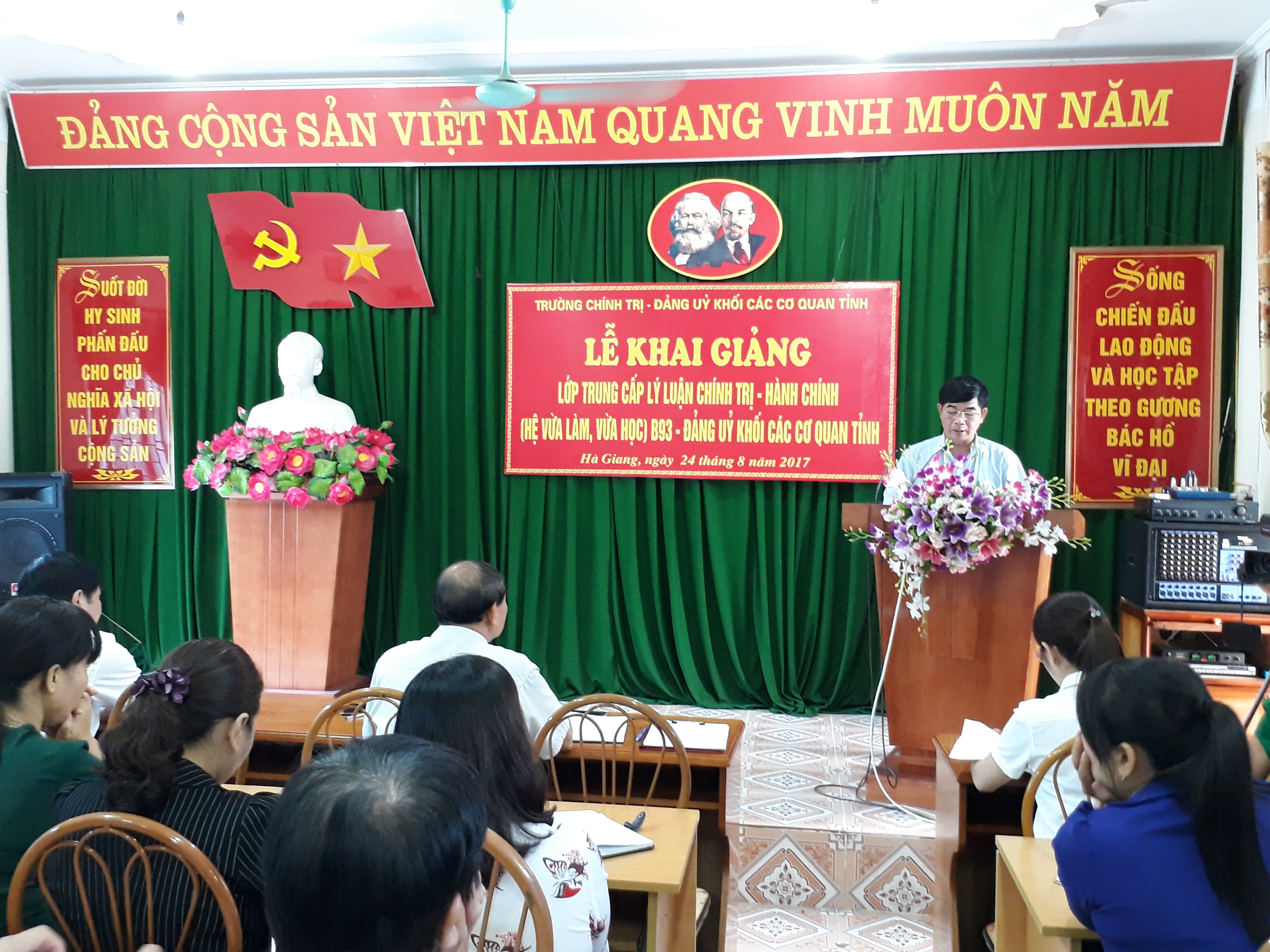 Thông báo Tuyển sinh lớp trung cấp lý luận chính trị - hành chính