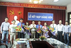 Chúc mừng năm sinh viên ưu tú được vinh dự đứng trong hàng ngũ của Đảng.