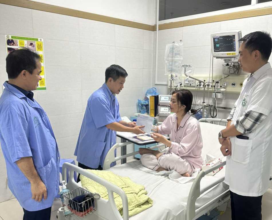 Lãnh đạo Nhà trường thăm hỏi, động viên gia đình giảng viên bị thương trong vụ cháy chung cư mini tại Hà Nội