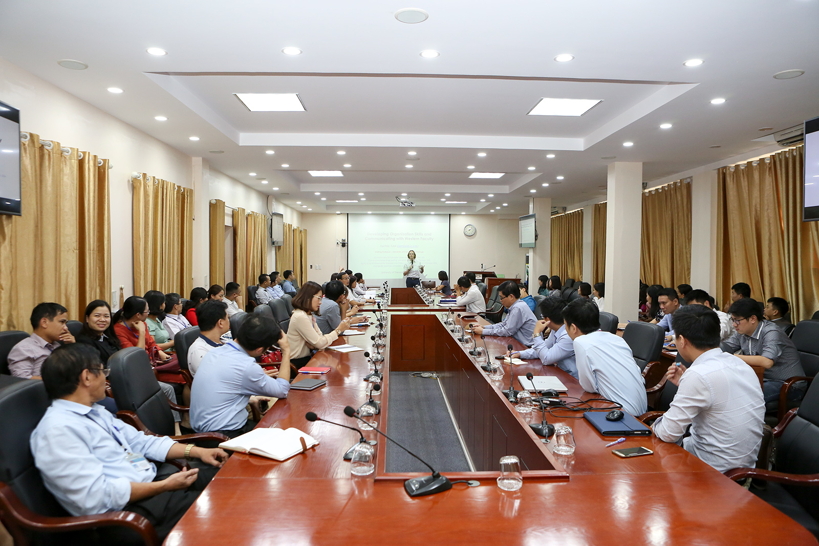 Tọa đàm Trao đổi, học tập kinh nghiệm công tác trong bối cảnh toàn cầu hóa giáo dục đại học