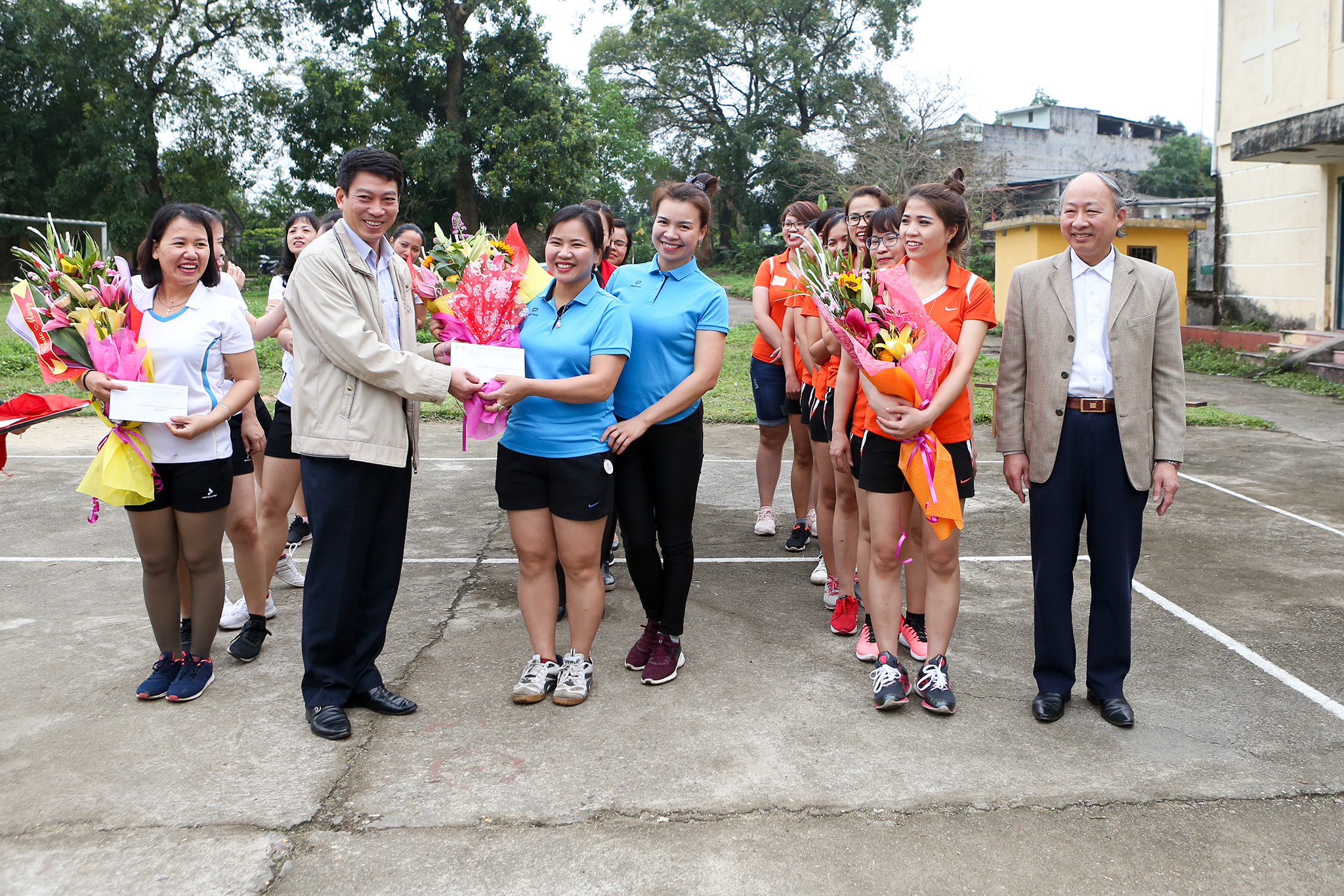 Giao lưu bóng chuyền hơi chào mừng ngày quốc tế Phụ nữ 8/3