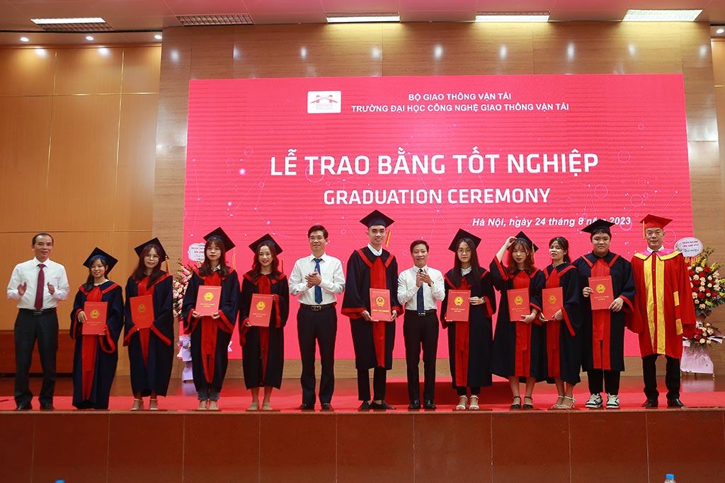 Lễ trao bằng tốt nghiệp cho sinh viên đợt tháng 8 năm 2023