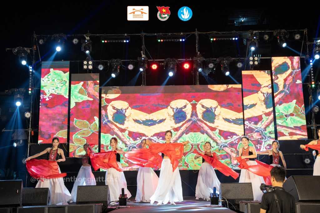 Sôi nổi đêm Đại nhạc hội Chào tân sinh viên K74