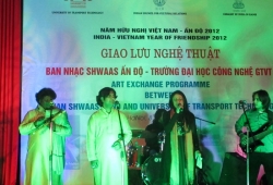 Giao lưu nghệ thuật giữa ban nhạc Shwaas với sinh viên Trường Đại học Công nghệ GTVT