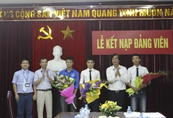 Lễ kết nạp đảng viên cho các đoàn viên là sinh viên tình nguyện