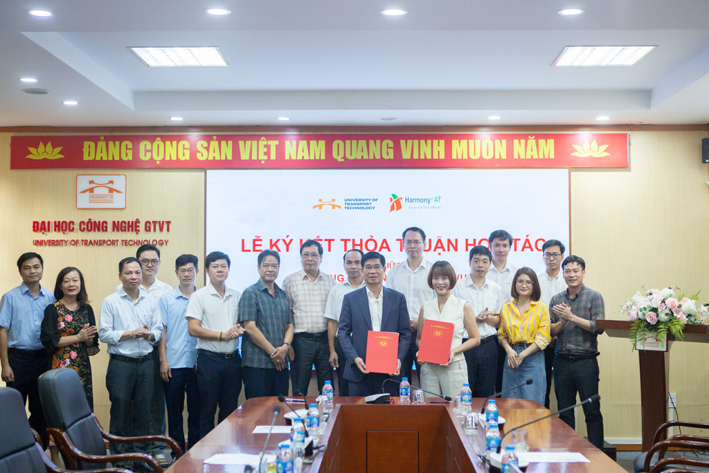 UTT ký thỏa thuận hợp tác với Công ty TNHH Công nghệ cao Hài Hòa