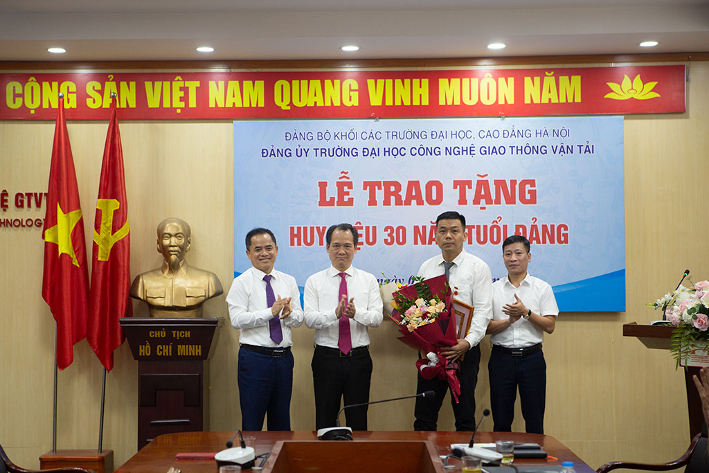 Lễ trao tặng huy hiệu 30 năm tuổi Đảng
