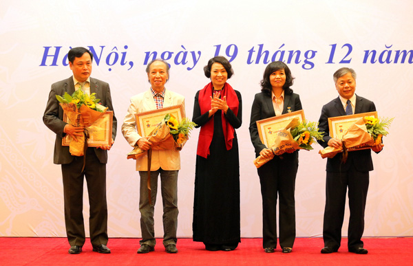 Thông báo xét tặng Kỷ niệm chương “Vì sự nghiệp phát triển Giao thông vận tải Việt Nam” và Kỷ niệm chương “Vì sự nghiệp Giáo dục”