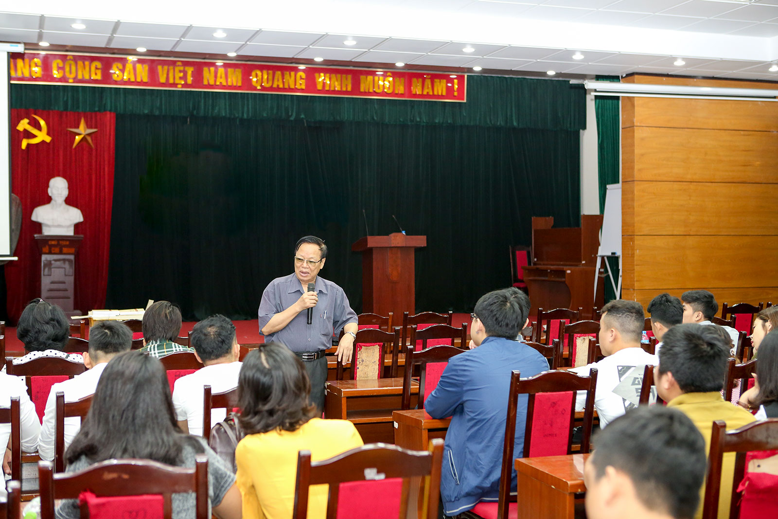 Khai giảng Lớp bồi dưỡng lý luận chính trị dành cho đảng viên mới K40B