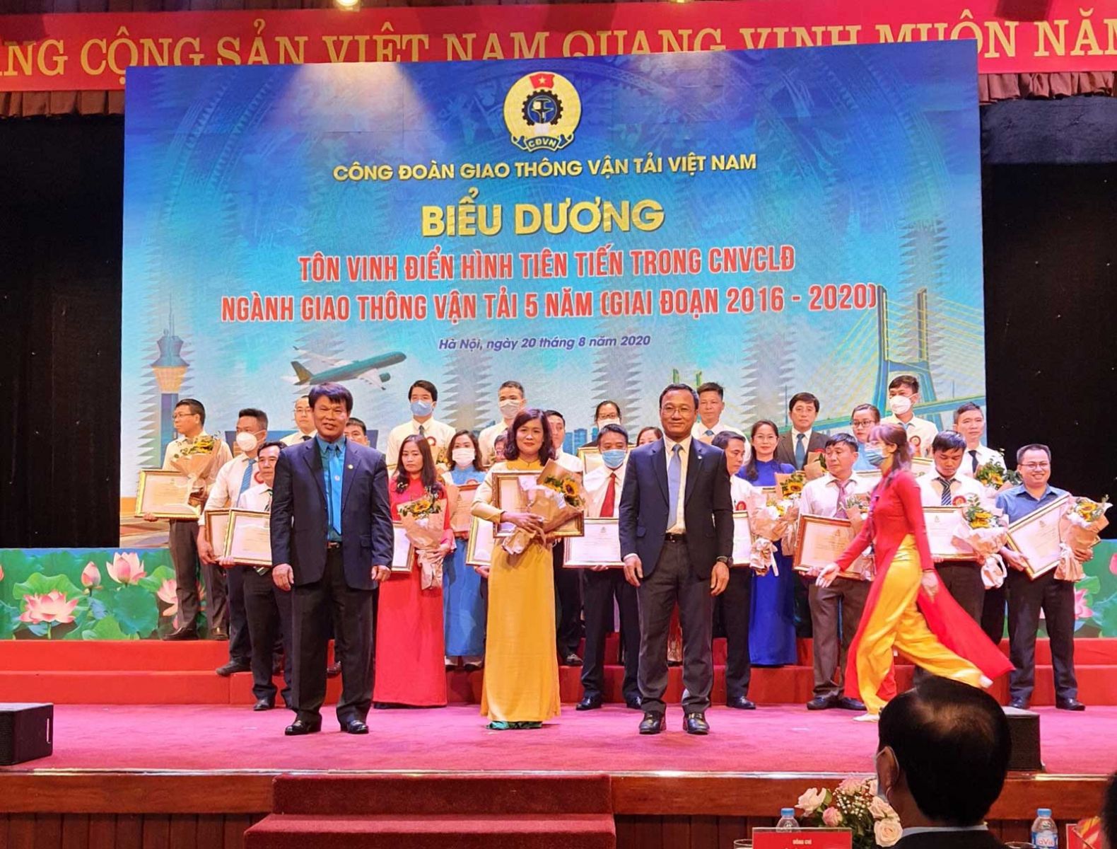 Nữ giảng viên UTT được tôn vinh tại Hội nghị biểu dương điển hình tiên tiến trong CNVCLĐ ngành GTVT 5 năm (giai đoạn 2016-2020)