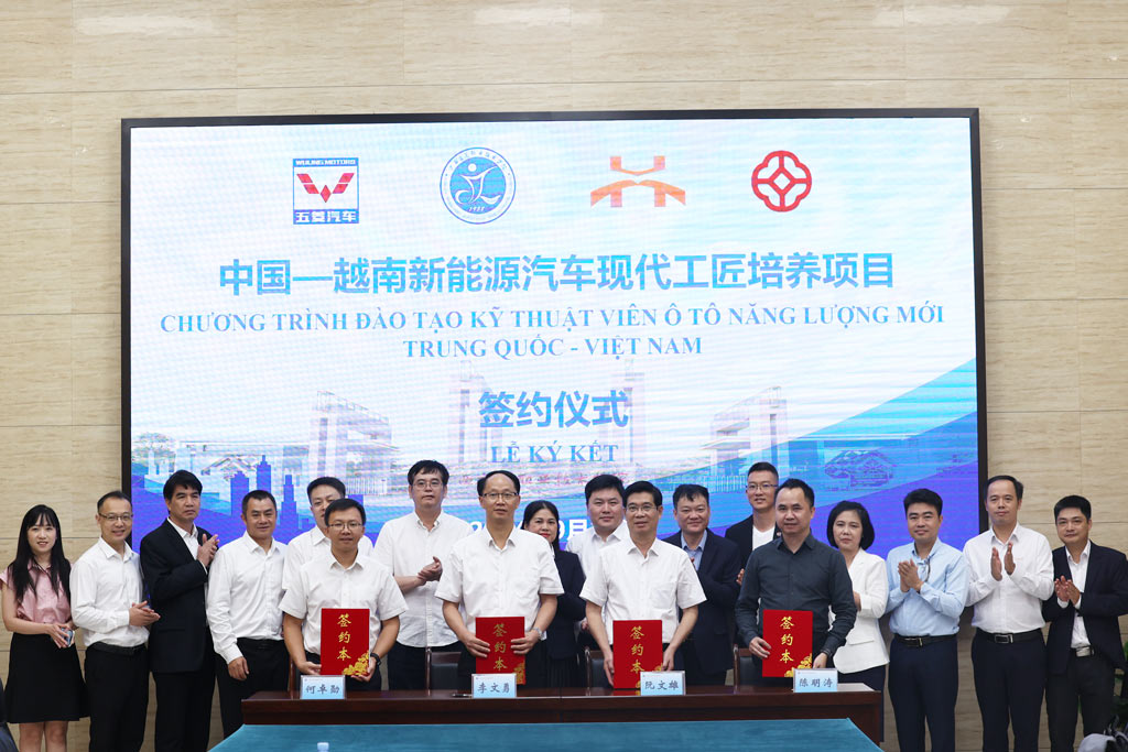 Đoàn công tác Trường Đại học Công nghệ GTVT thăm và làm việc tại Trung Quốc