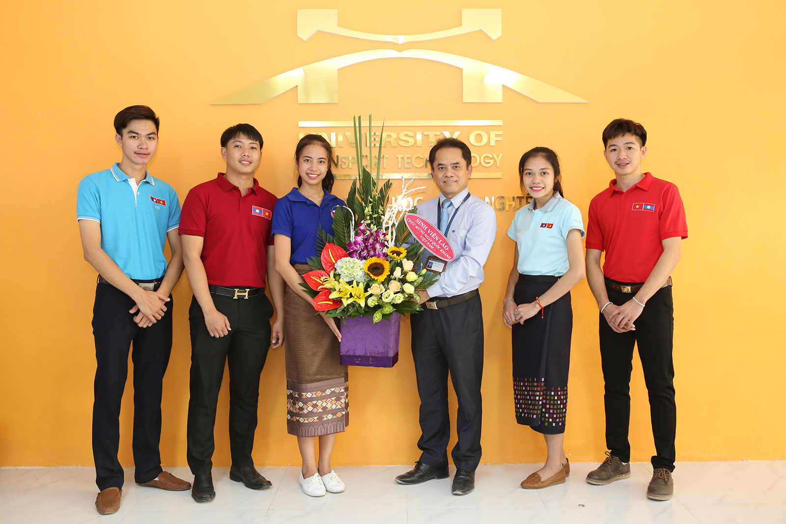 Đoàn sinh viên CHDCND Lào chúc mừng Nhà trường  nhân dịp Quốc khánh 2/9