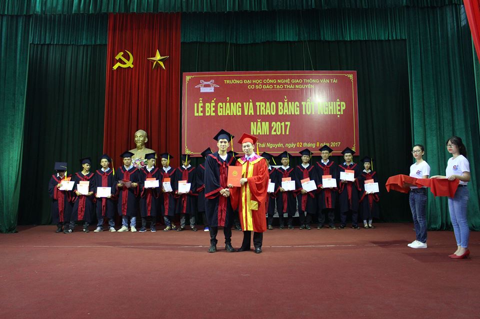 Lễ bế giảng và trao bằng tốt nghiệp cho các sinh viên hệ đại học, cao đẳng chính qui ngành Công nghệ kỹ thuật giao thông và Kế toán.