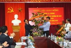 Bộ trưởng Đinh La Thăng tặng hoa và chúc mừng Trường Đại học Công nghệ GTVT nhân ngày Nhà giáo Việt Nam 20/11.