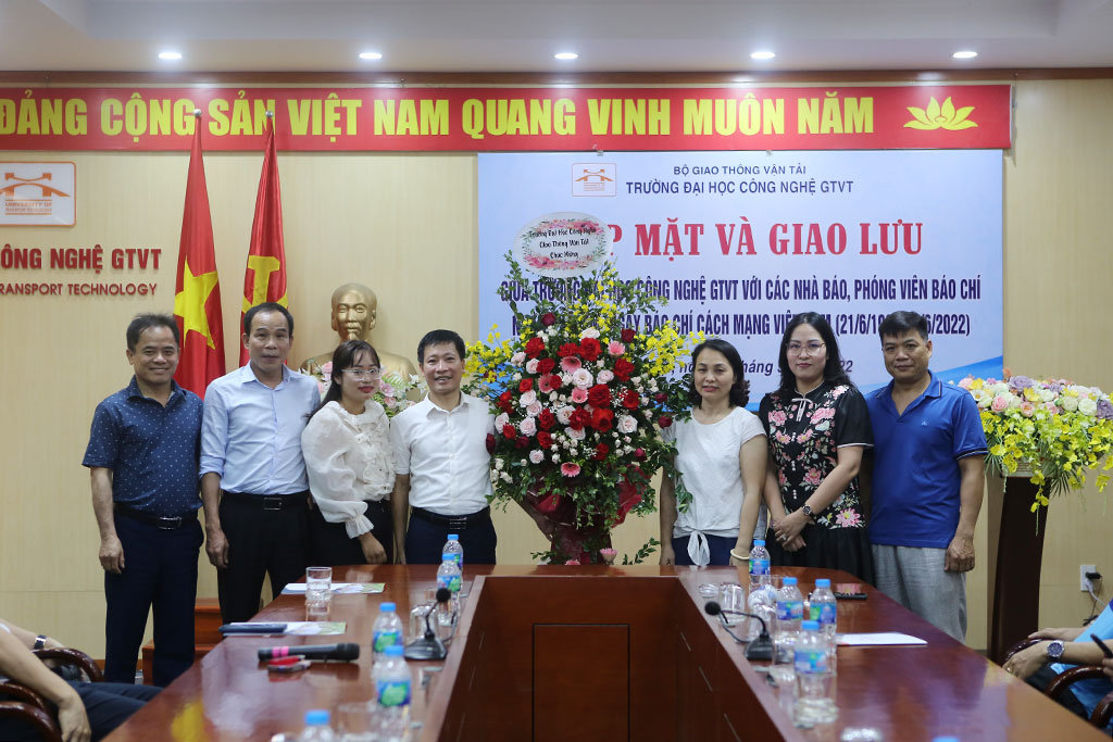 Gặp mặt và giao lưu với các nhà báo, phóng viên nhân dịp kỷ niệm Ngày Báo chí cách mạng Việt Nam 21/6