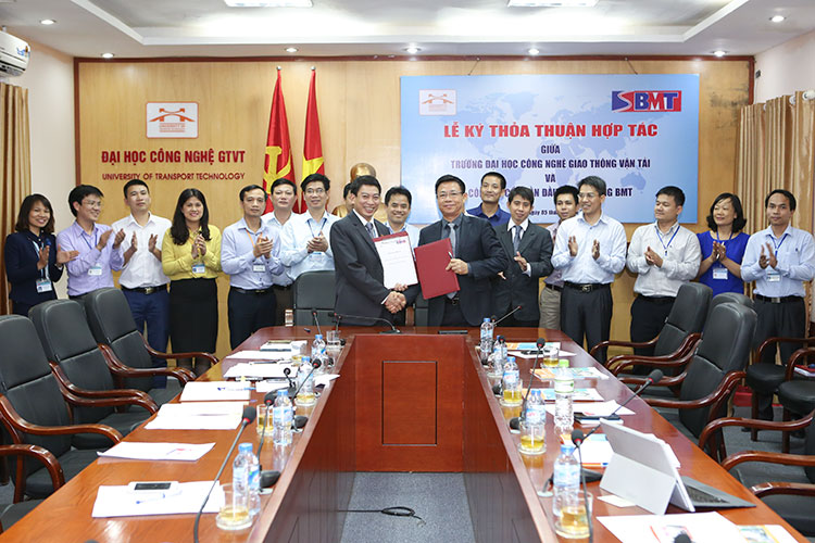 Lễ ký kết thoả thuận hợp tác giữa Trường Đại học Công nghệ GTVT với Công ty CP Đầu tư xây dựng BMT
