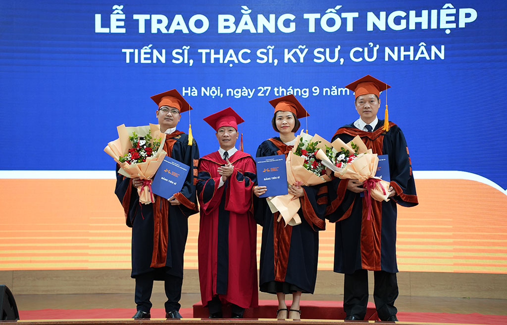 Lễ trao bằng tốt nghiệp tiến sĩ, thạc sĩ, kỹ sư, cử nhân năm 2024