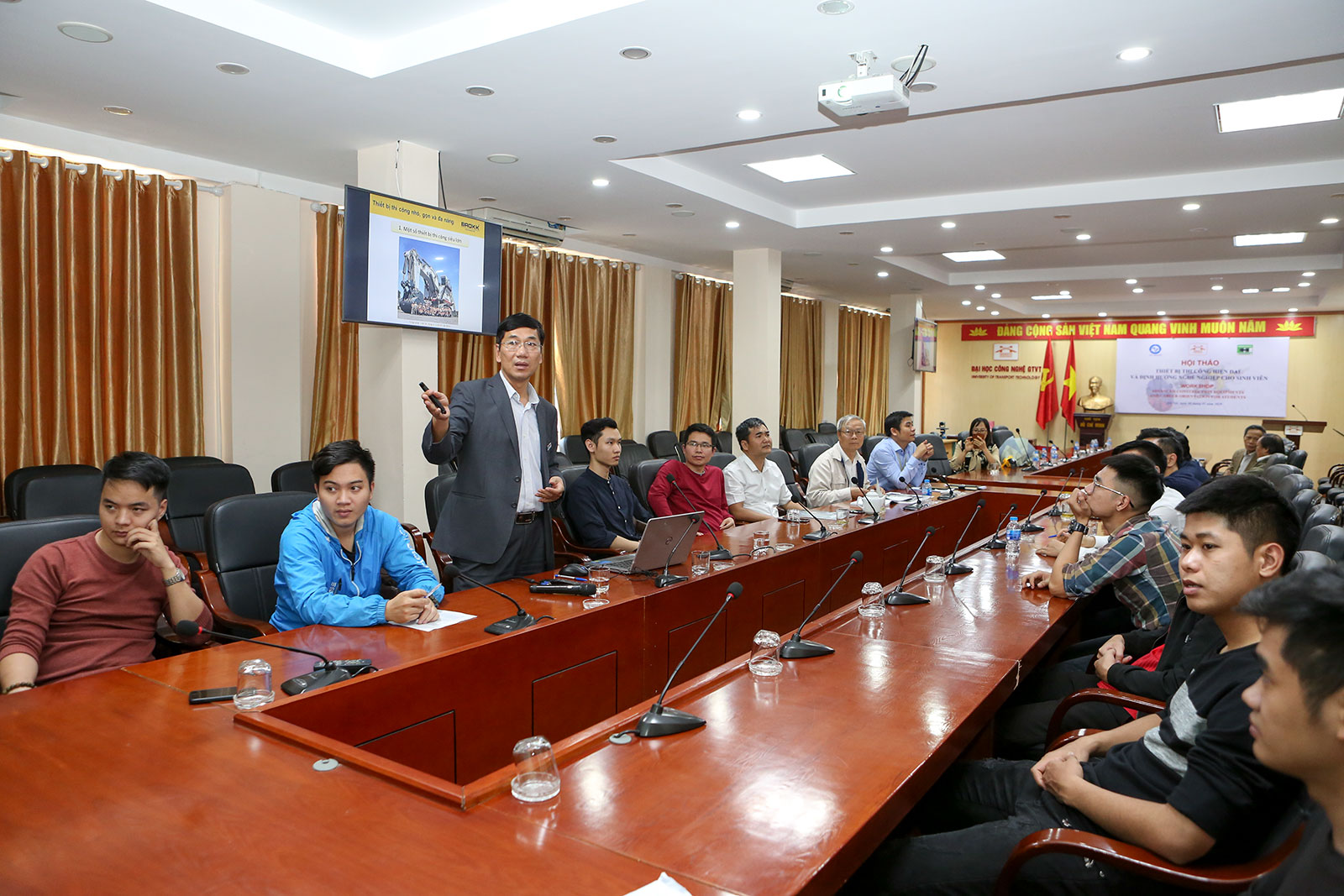 Sinh viên Ngành Máy xây dựng hào hứng với Hội thảo về thiết bị thi công hiện đại và định hướng nghề nghiệp