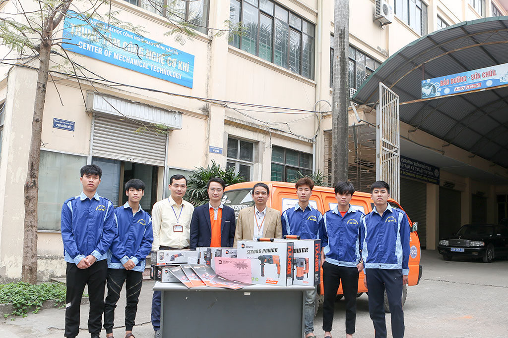 Cựu sinh viên trao tặng thiết bị phục vụ công tác đào tạo cho Trường Đại học Công nghệ GTVT