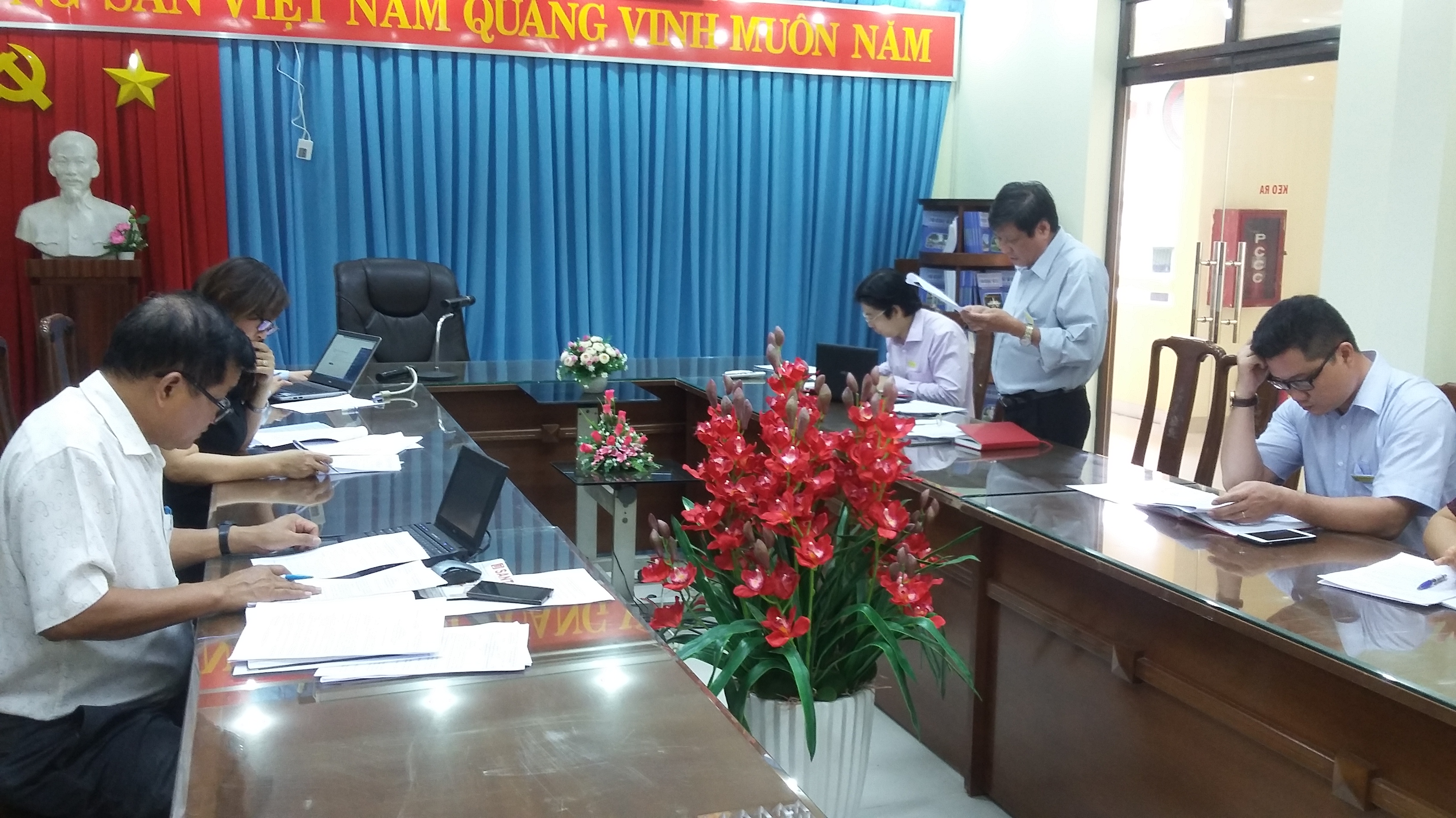 Quyết định thành lập các Hội đồng xét duyệt NCKH năm học 2017 - 2018