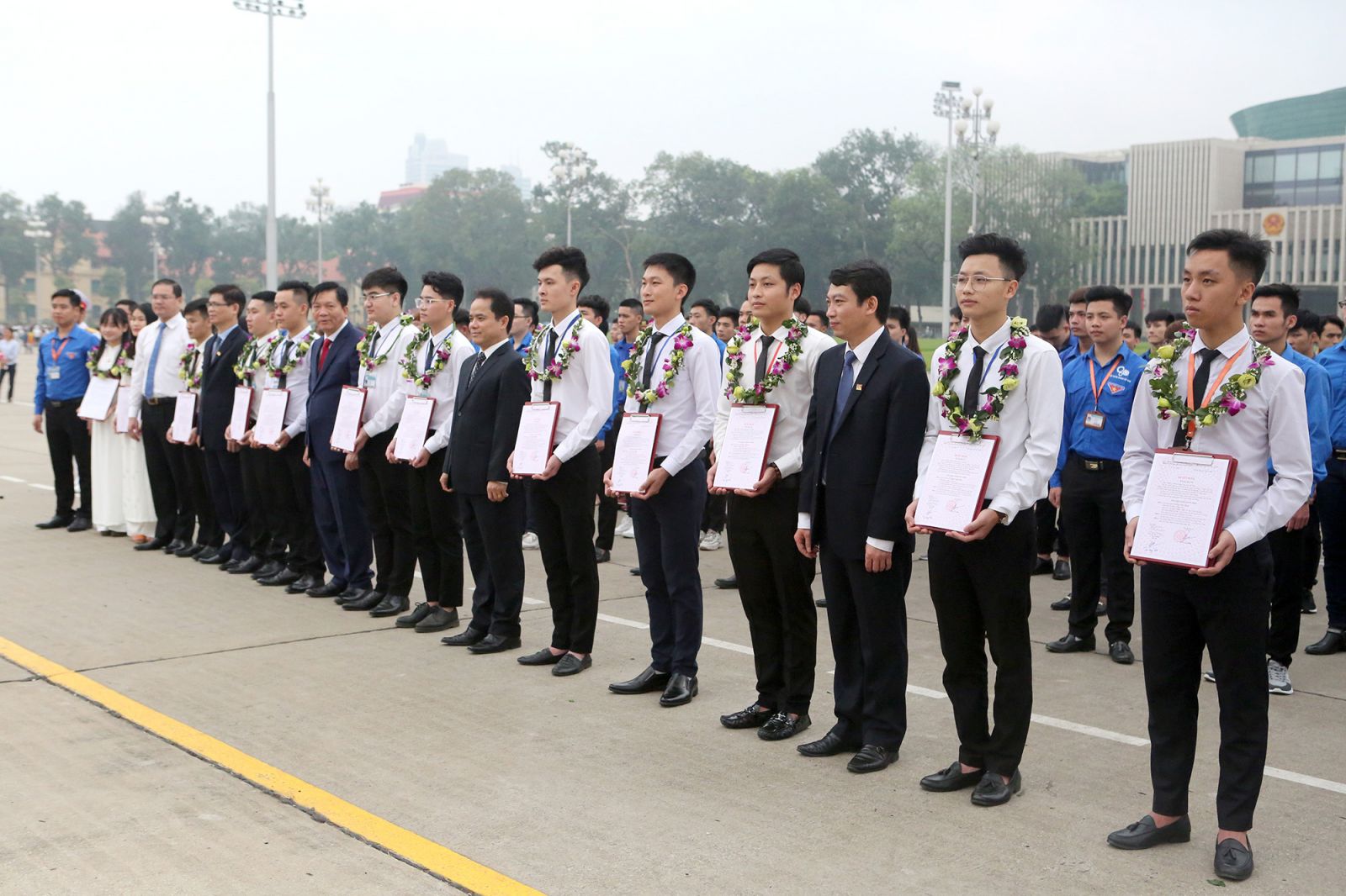 Lễ báo công dâng Bác và kết nạp đảng viên chào mừng kỷ niệm 88 năm ngày Thành lập Đoàn TNCS Hồ Chí Minh và 50 năm thực hiện di chúc của Bác Hồ