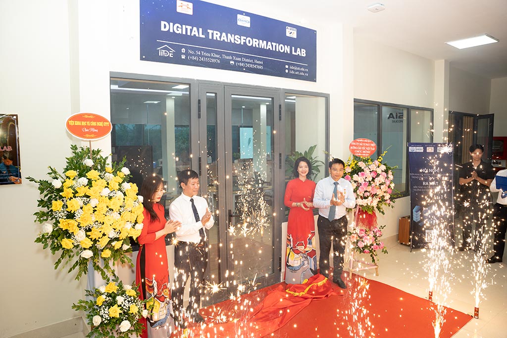 Bộ trưởng Bộ GTVT khai trương Trung tâm nghiên cứu chuyển đổi số UTT