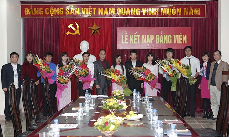 Lễ kết nạp Đảng viên sinh viên chào mừng 86 năm ngày thành lập Đảng cộng sản Việt Nam và mừng xuân Bính Thân 2016