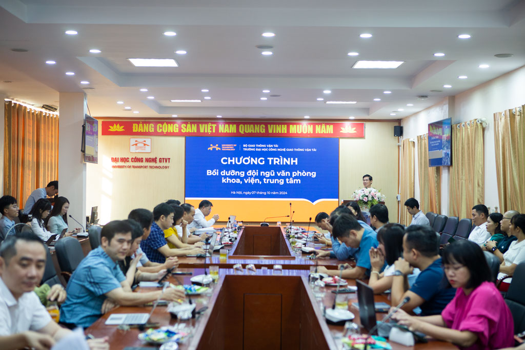 Khai mạc lớp bồi dưỡng đội ngũ Văn phòng tại Trường Đại học Công nghệ GTVT