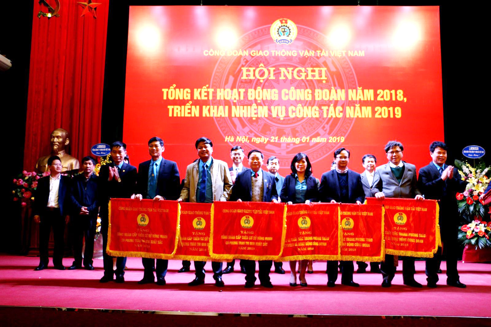 Công đoàn Trường Đại học Công nghệ GTVT vinh dự nhận Cờ thi đua toàn diện của Công đoàn GTVT Việt Nam