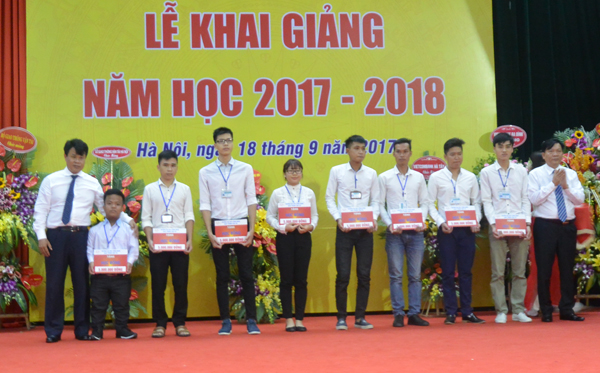 “Sinh viên tí hon” từ chối học bổng khuyết tật để làm người thường