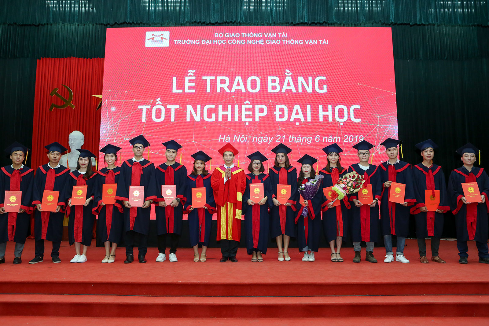 Lễ trao Bằng tốt nghiệp và Ngày hội việc làm UTT năm 2019