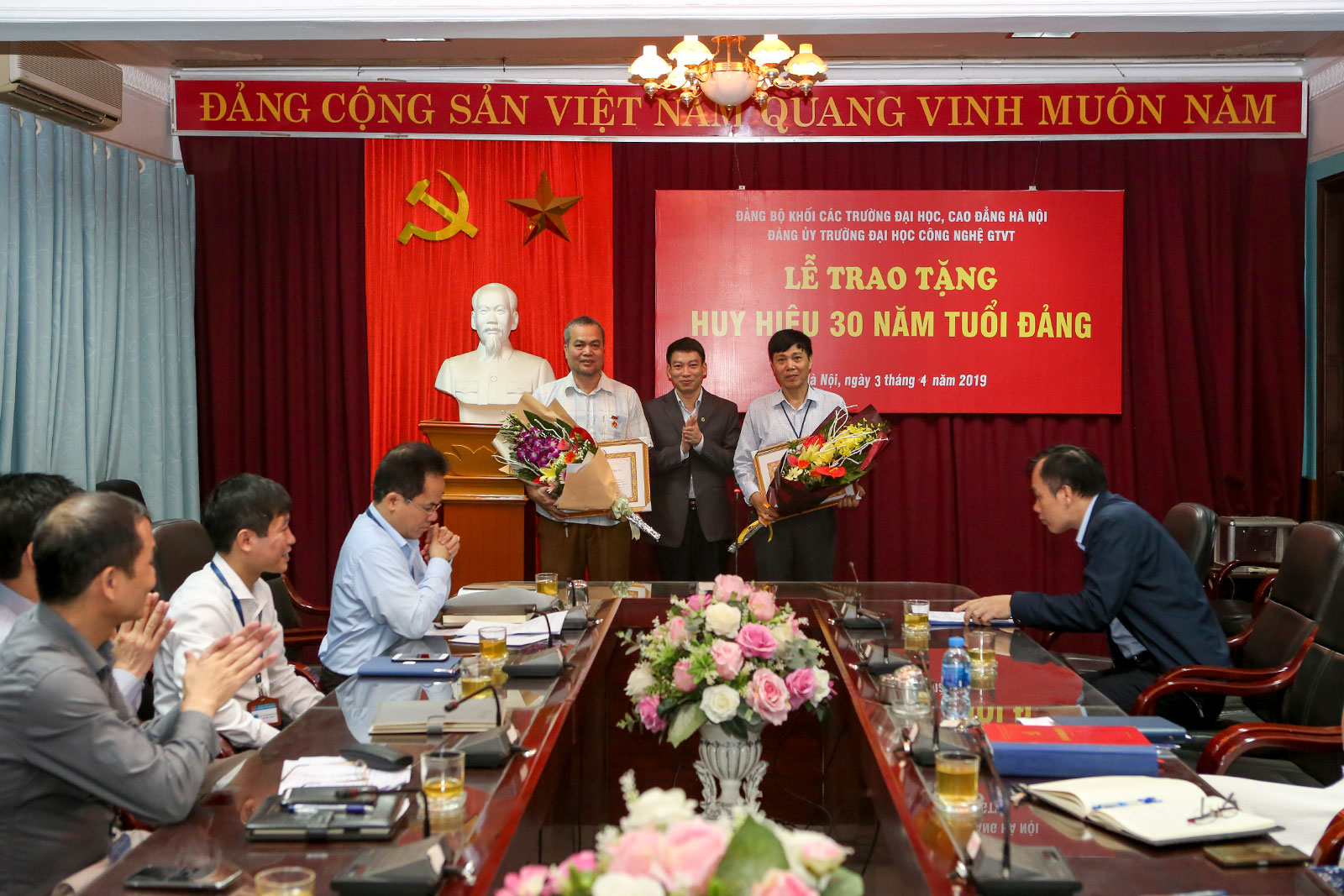 Lễ trao tặng huy hiệu 30 năm tuổi Đảng