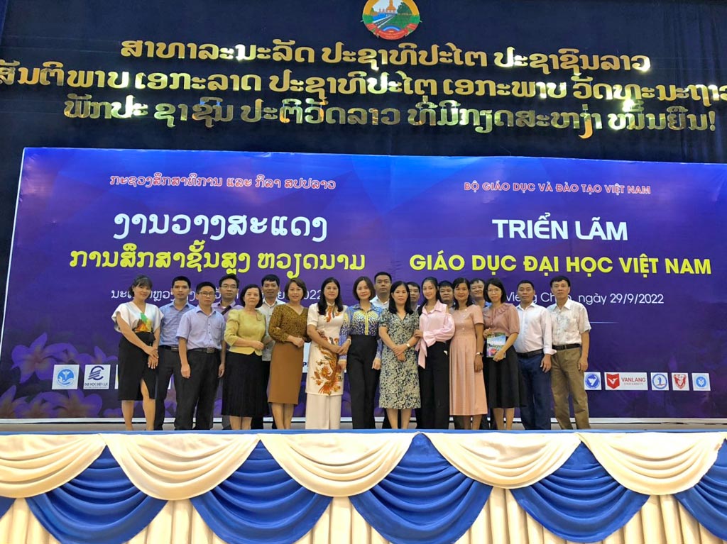 Trường ĐH Công nghệ GTVT tham gia Triển lãm giáo dục Việt Nam năm 2022 tại CHDCND Lào
