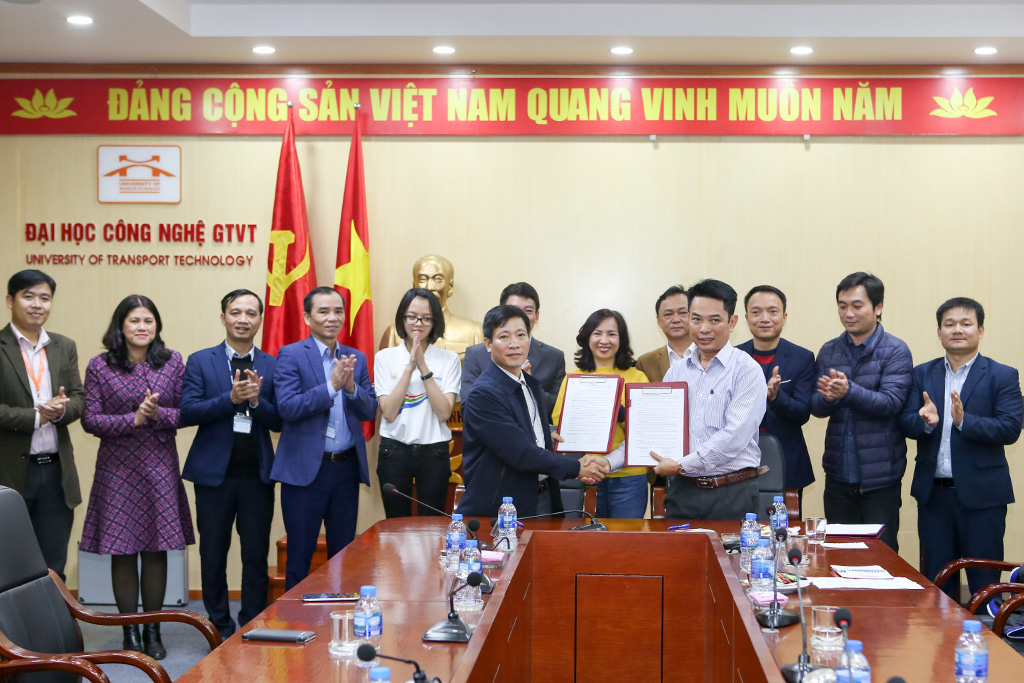 Lễ ký kết hợp tác và trao học bổng cho học sinh khối Trung học phổ thông