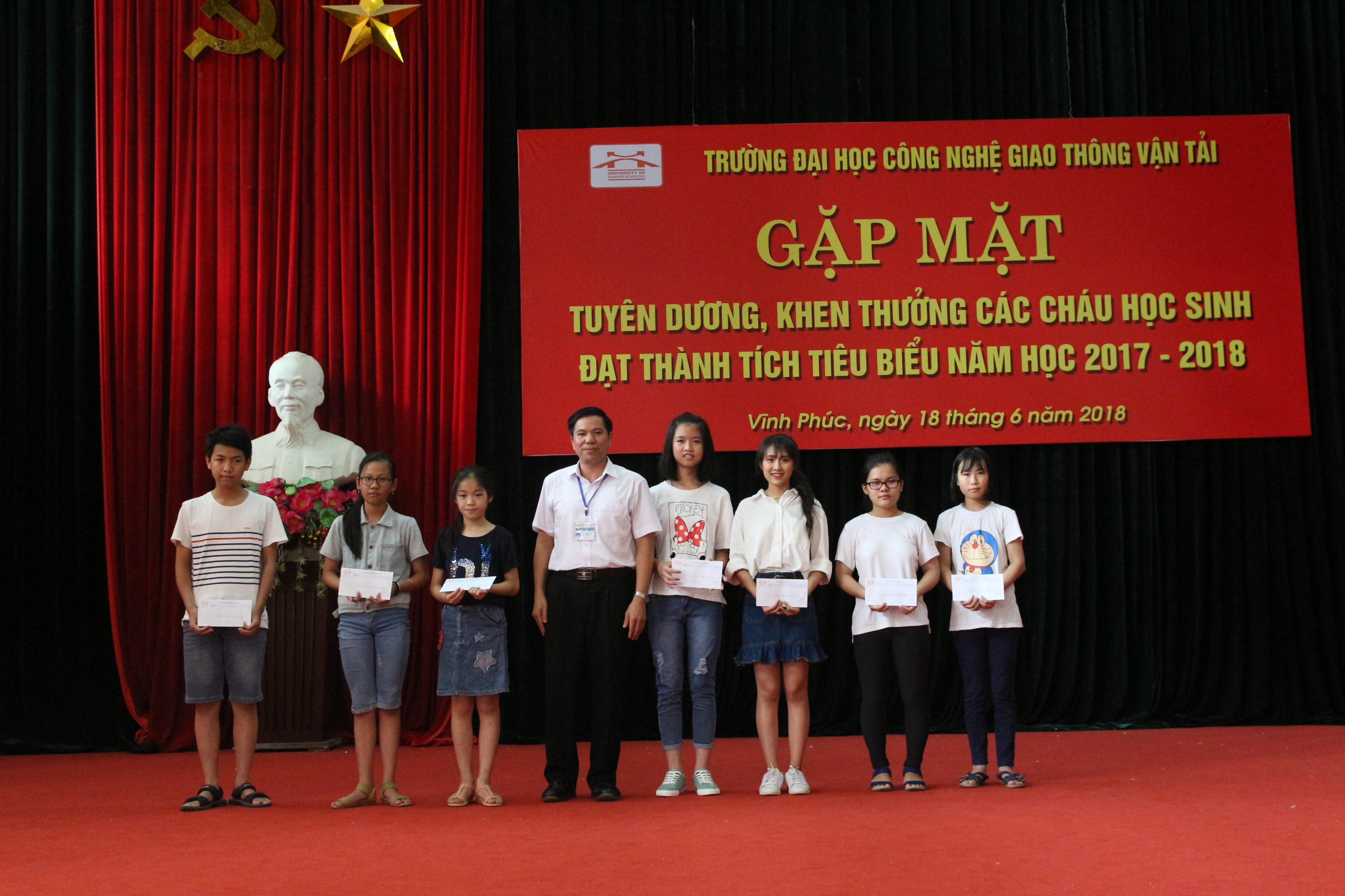 Gặp mặt, tuyên dương khen thưởng các cháu học sinh là con CB-VC-NLĐ đạt thành tích xuất sắc trong học tập và rèn luyện năm học 2017-2018 cơ sở Vĩnh Phúc