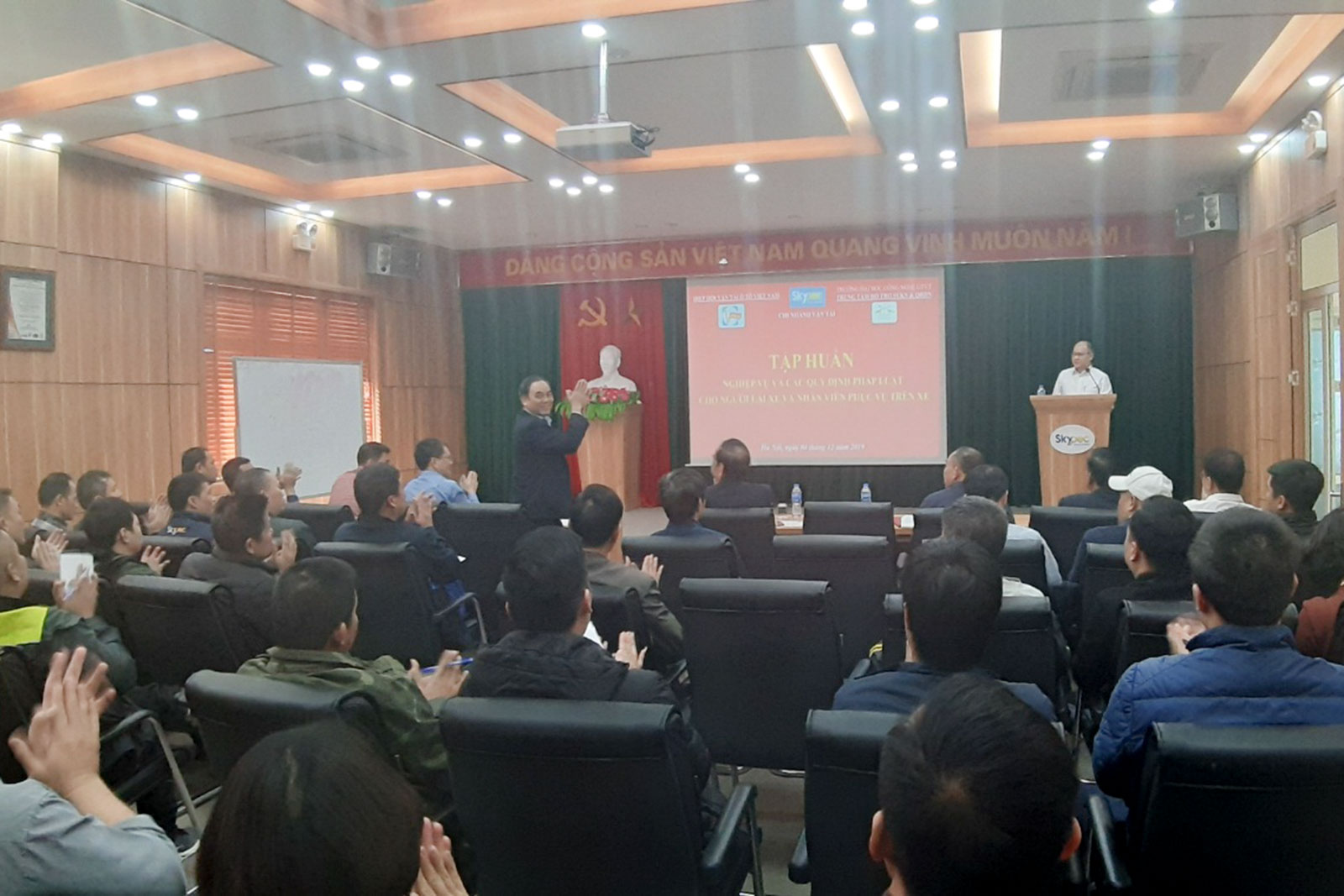 Tập huấn nghiệp vụ và các quy định pháp luật cho người điều hành vận tải & người lái xe, nhân viên phục vụ trên xe