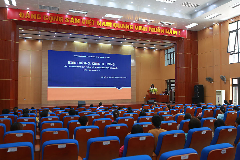 Biểu dương, khen thưởng các cháu học sinh đạt thành tích cao trong học tập, rèn luyện năm học 2023-2024 và trao giải cuộc thi ảnh Khoảnh khắc gia đình năm 2024