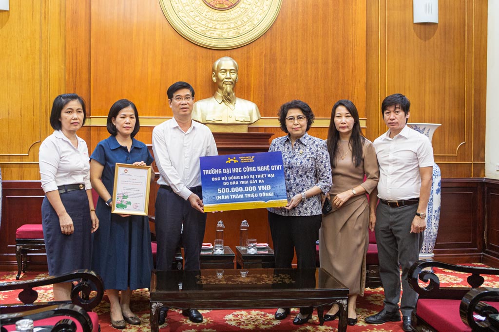 Trường ĐH Công nghệ GTVT trao 500 triệu đồng tới Trung ương MTTQ Việt Nam ủng hộ đồng bào bị ảnh hưởng thiệt hại do bão lũ