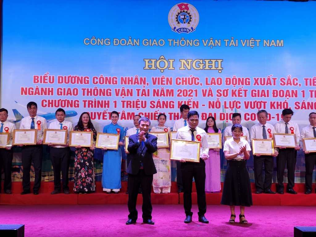 Giảng viên UTT được tôn vinh tại Hội nghị biểu dương Công nhân, viên chức, lao động xuất sắc, tiêu biểu Ngành GTVT năm 2021
