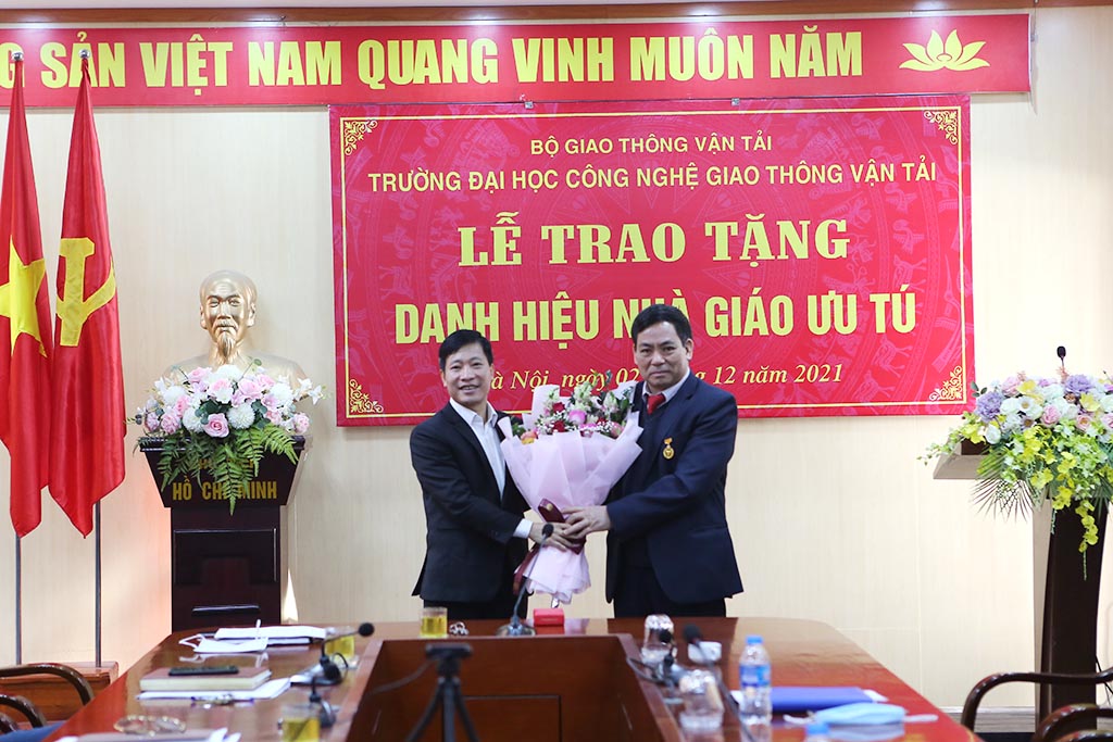 Lễ trao tặng Danh hiệu Nhà giáo Ưu tú năm 2021
