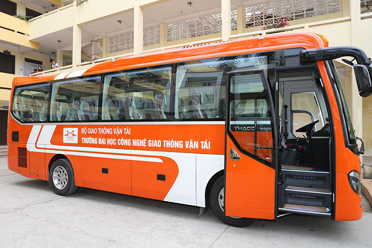 Tiếp nhận xe do Công ty Cổ phần Ô tô Trường Hải (Thaco) trao tặng