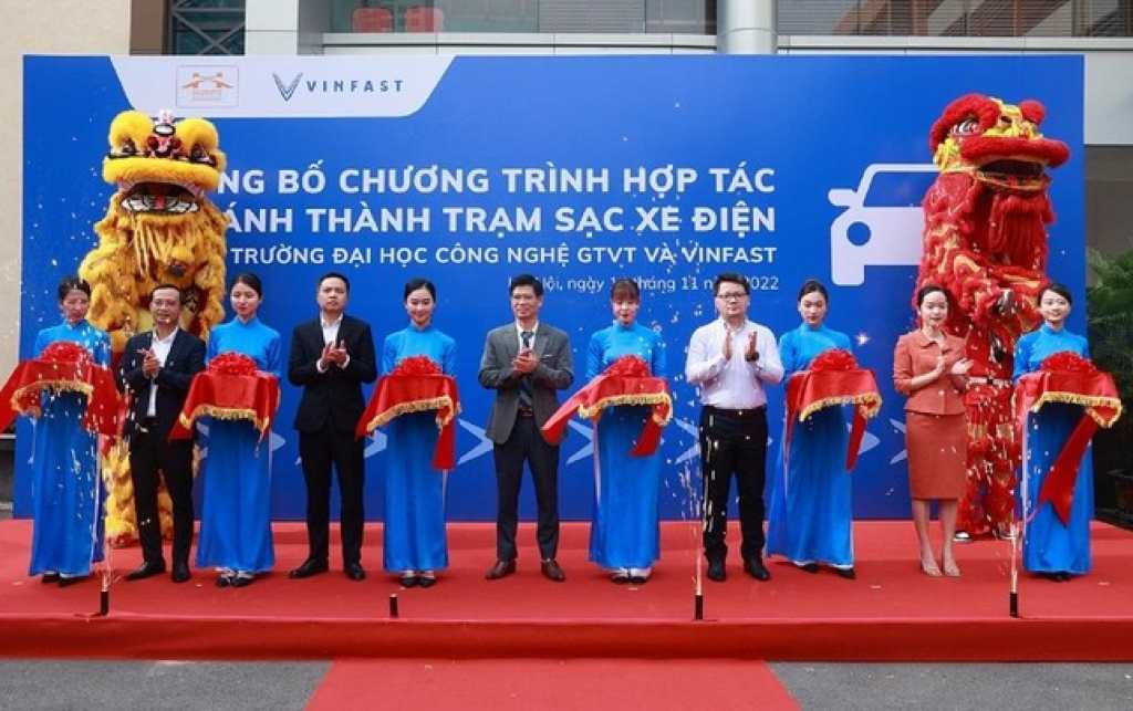 Trường Đại học Công nghệ GTVT công bố chương trình hợp tác và khánh thành trạm sạc xe điện với Công ty VinFast