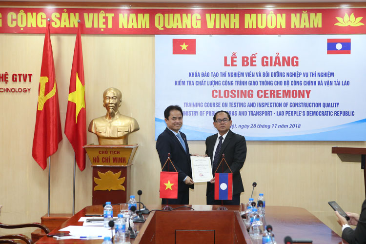 Bế giảng Lớp thí nghiệm viên và bồi dưỡng nghiệp vụ thí nghiệm cho học viên Lào năm 2018