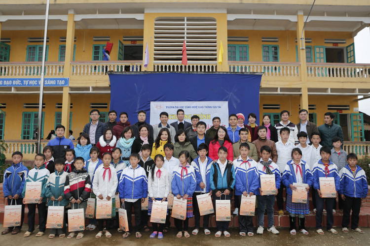 Hoạt động xã hội từ thiện Công đoàn Trường Đại học Công nghệ GTVT “Ấm lòng Nậm Khắt, Mù Cang Chải, Yên Bái”